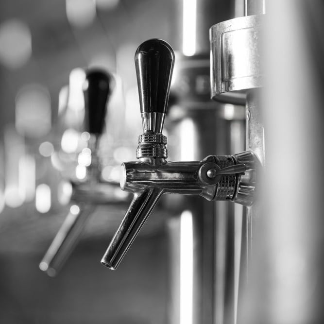 Cocktails en fût, à la tireuse : ready to drink pour évènements, bars, cafés et restaurants photo en soir et blanc de tireuse