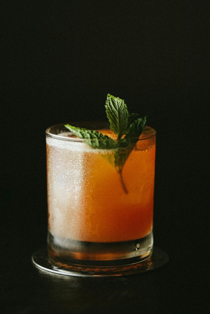 Pourquoi choisir un cocktail artisanal plutôt qu’un industriel ? Découvrez les critères essentiels : ingrédients, fabrication, qualité, et authenticité pour une expérience unique.
